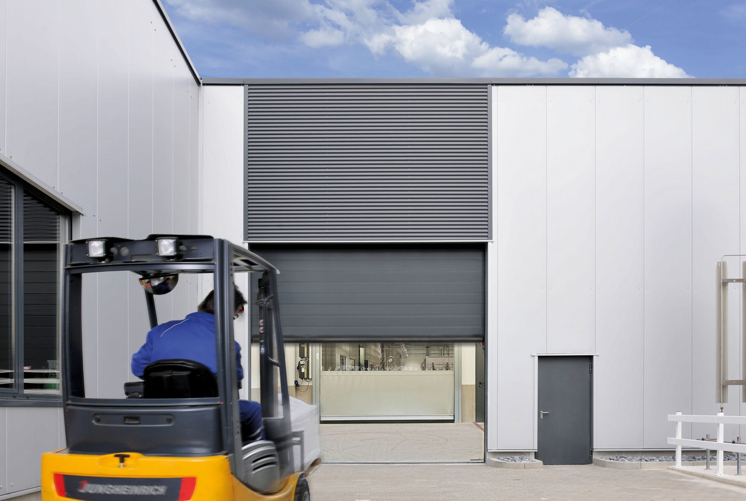 Optimierte Logistikprozesse Optimierte Öffnungshöhe dank BEA Sensoren beim Schnelllauftor